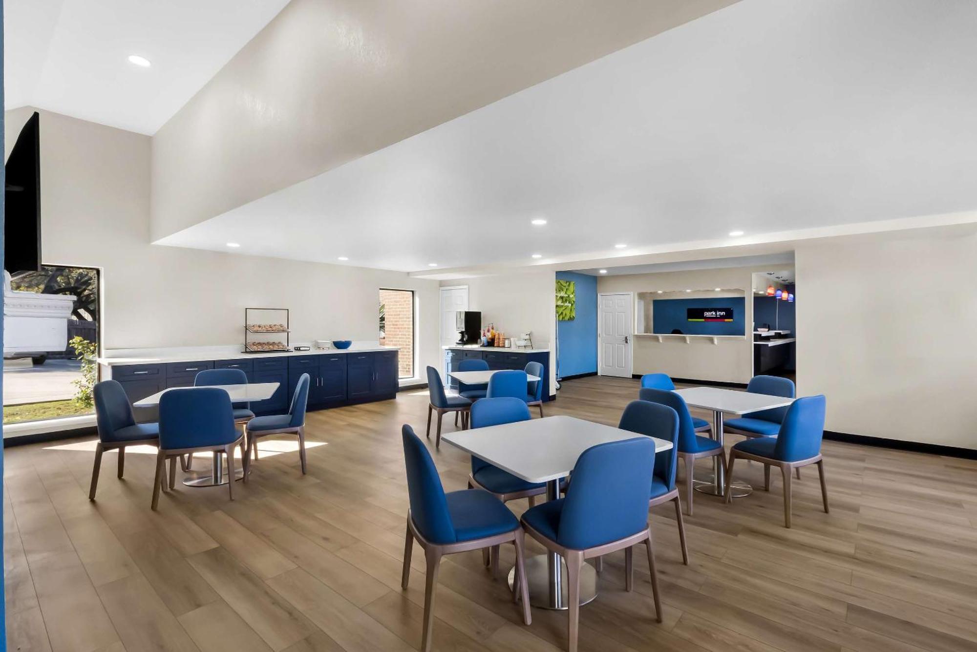 Park Inn By Radisson San Antonio Exterior photo
