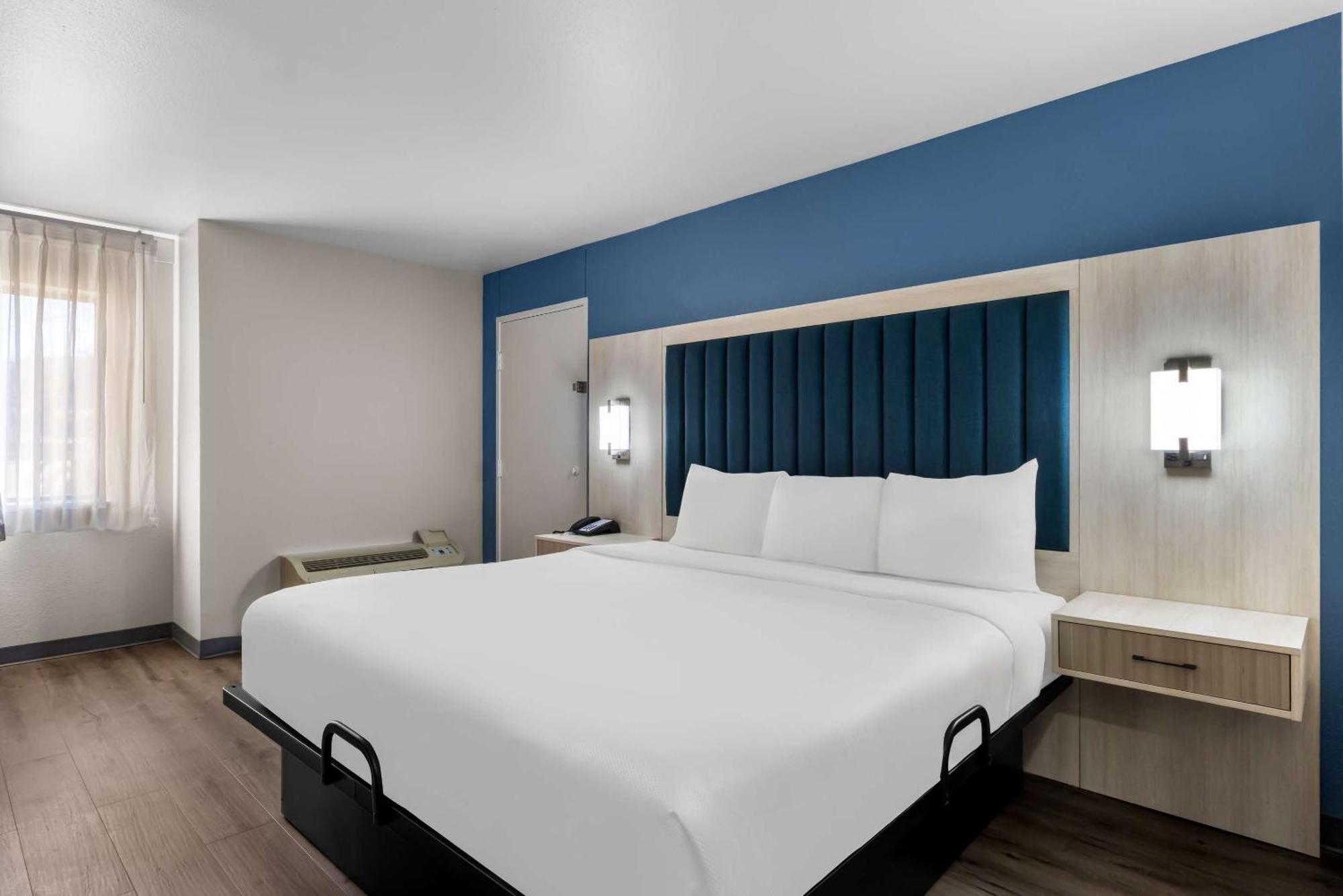Park Inn By Radisson San Antonio Exterior photo